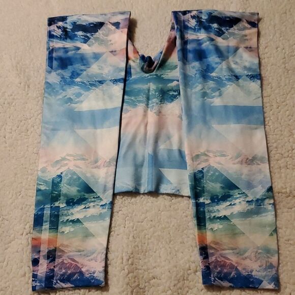 No Boundaries Scenic Design Leggings 11/13 - Picture 3 of 9